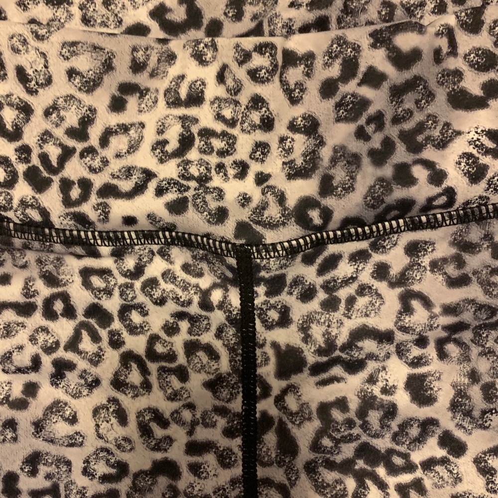 VIE Active Rockell B/W Leopard Leggings Small - Picture 2 of 5